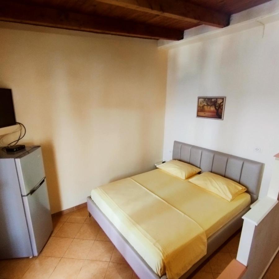 Mejdi Apartments Sarande Bagian luar foto